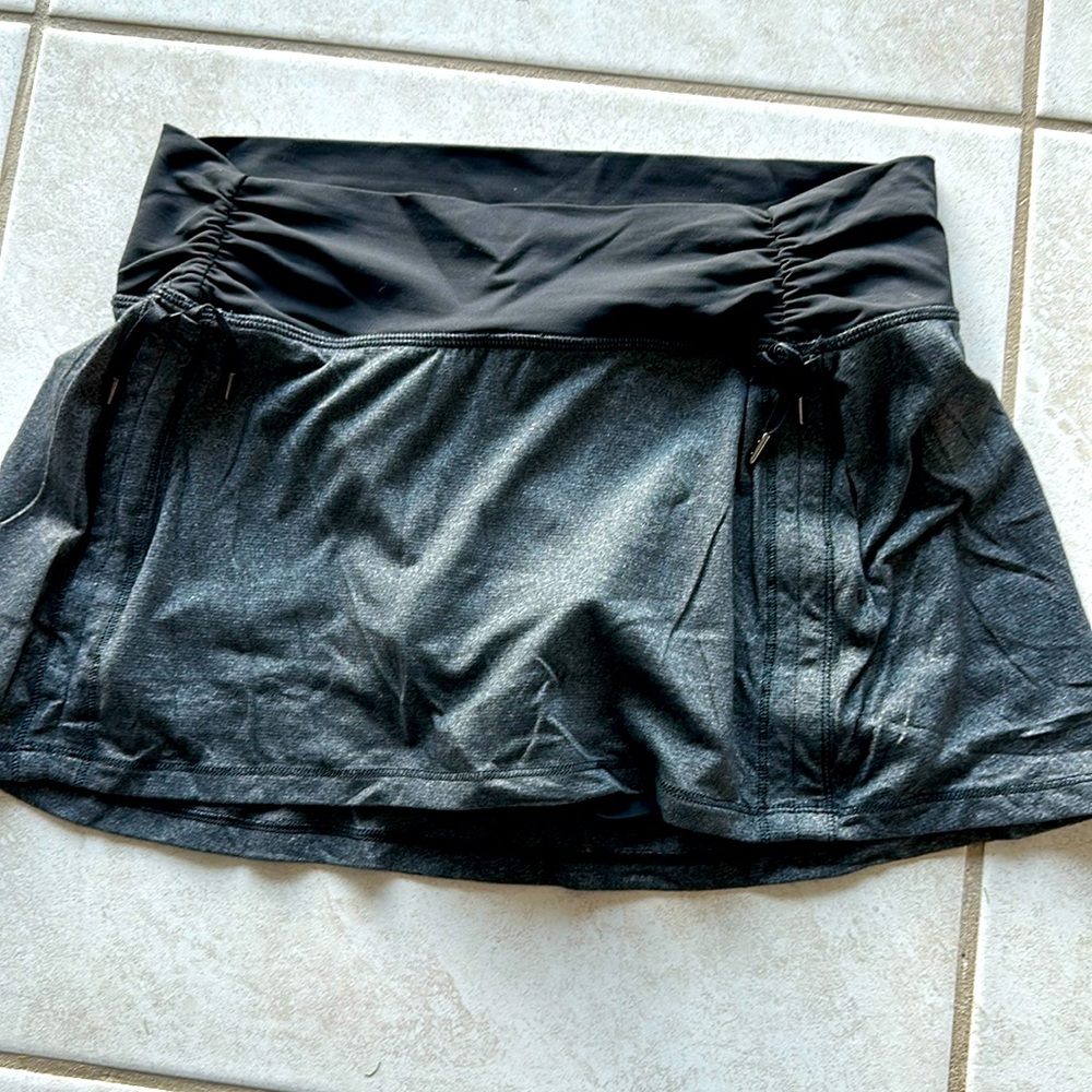 Excellent Condition Lululemon Size 8 Skort - grey and black so cute!